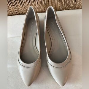 BCBG Leather Footwear Women's Beige Flats - size 7.5